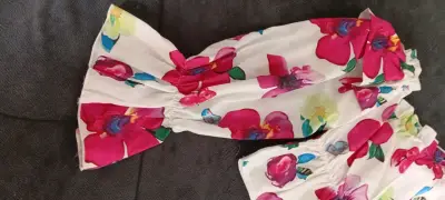 Blusa floral con hombros descubiertos - miniatura 2