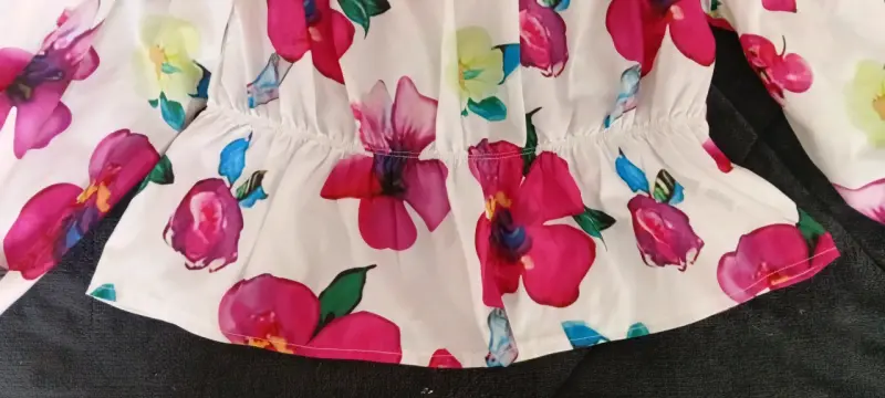 Blusa floral con hombros descubiertos - 3