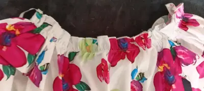 Blusa floral con hombros descubiertos - miniatura 4