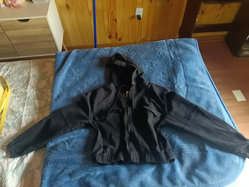 Chaqueta negra con capucha para mujer