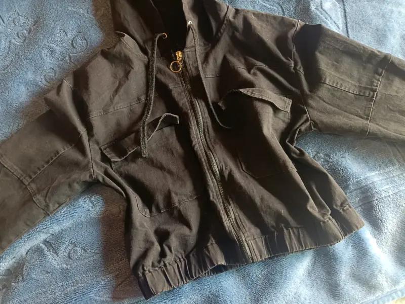 Chaqueta negra con capucha para mujer - 2