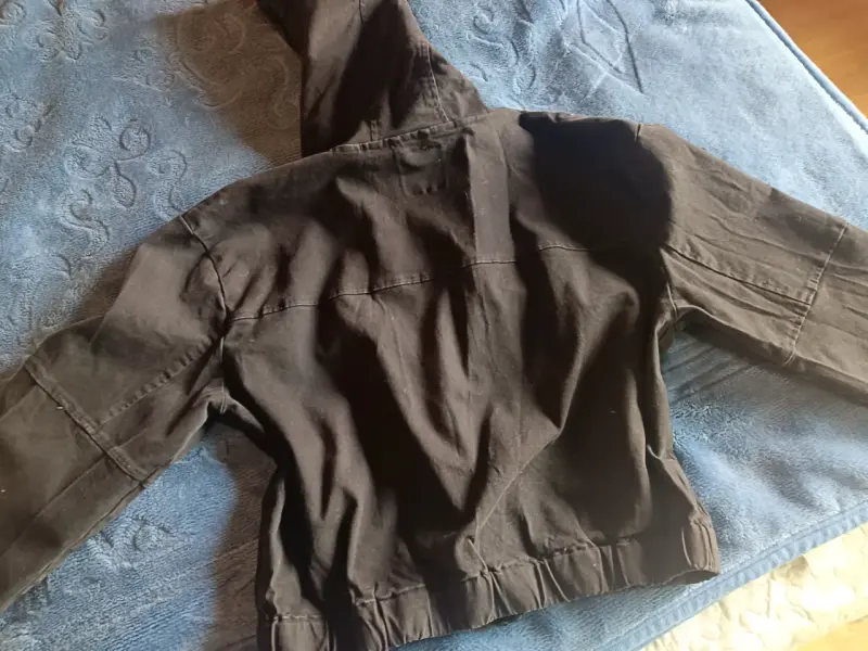 Chaqueta negra con capucha para mujer - 3