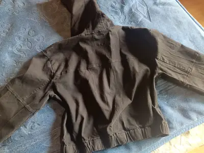 Chaqueta negra con capucha para mujer - miniatura 3