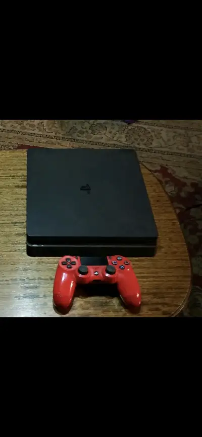 Consola PlayStation 4 con control rojo - miniatura 1