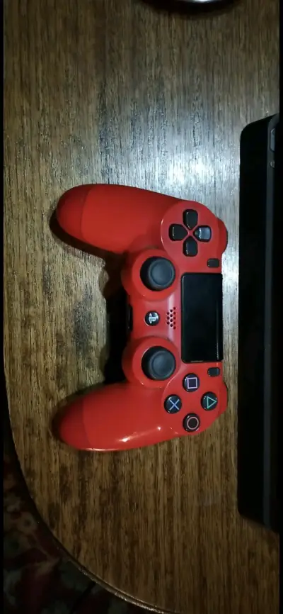Consola PlayStation 4 con control rojo - miniatura 2
