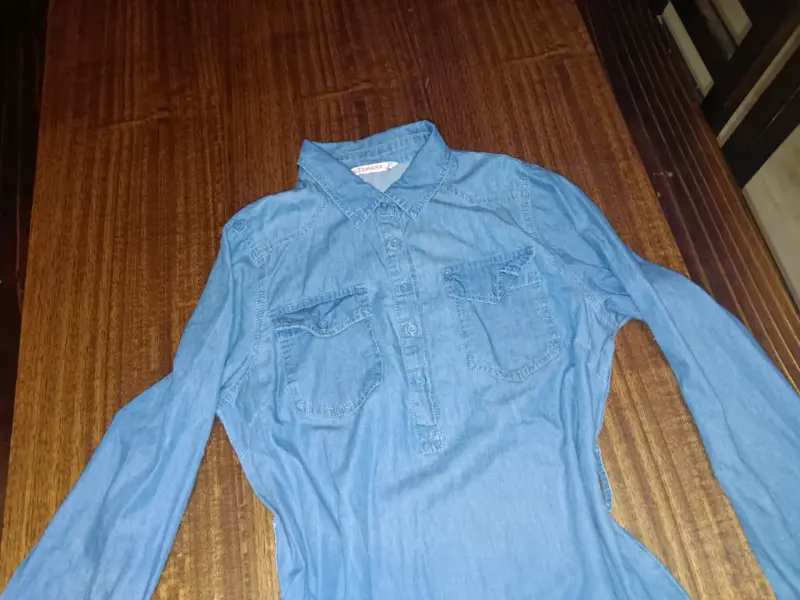 Vestido camisero de mezclilla azul para mujer - 2