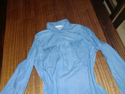 Vestido camisero de mezclilla azul para mujer - miniatura 2