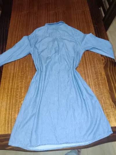Vestido camisero de mezclilla azul para mujer - miniatura 3