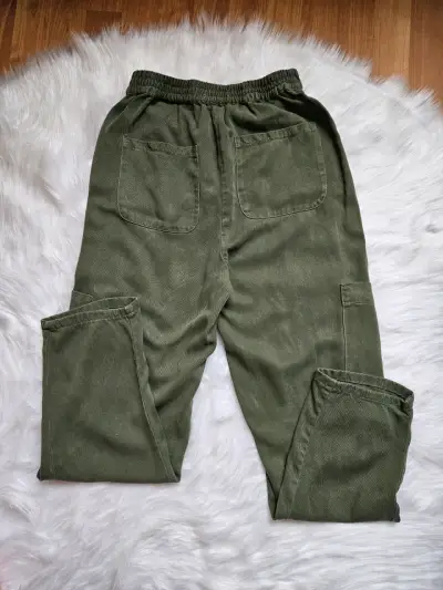 Pantalones cargo verde oliva para mujer - miniatura 3