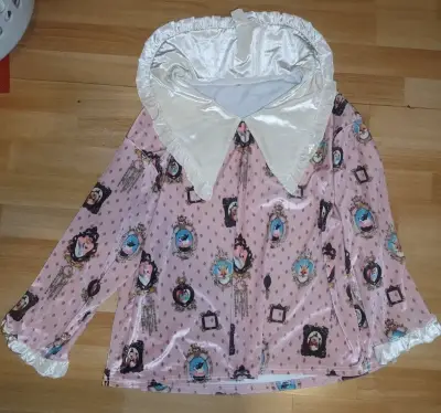 Blusa vintage rosa con estampado de retratos S/M - miniatura 2