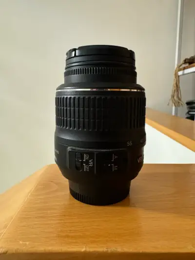 Lente Nikon AF-S DX 18-55mm VR en buen estado - miniatura 2
