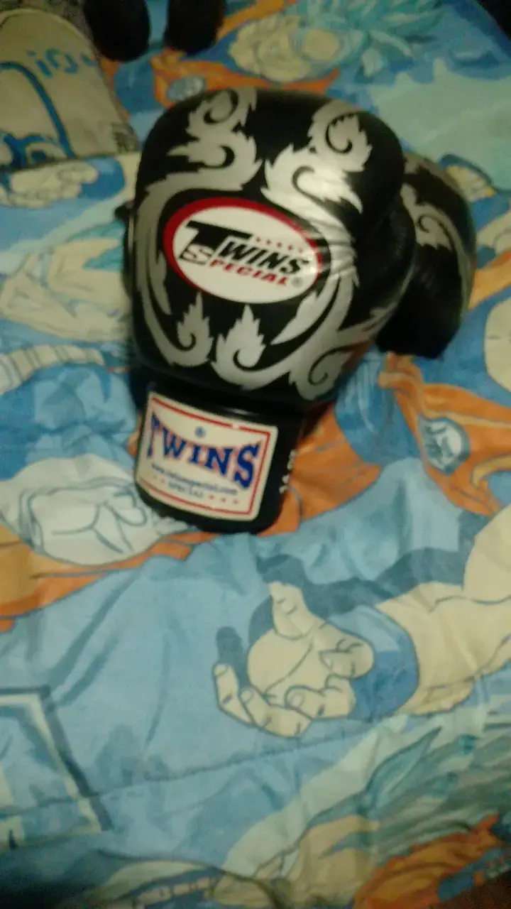 Guantes de Boxeo Twins Special 14 oz Negros - 3