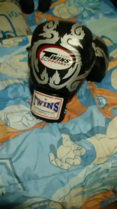 Guantes de Boxeo Twins Special 14 oz Negros - miniatura 3