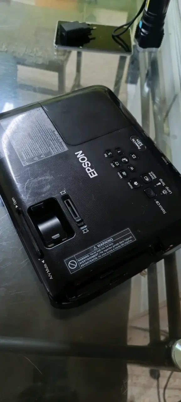 Proyector Epson LCD modelo H719A - 3