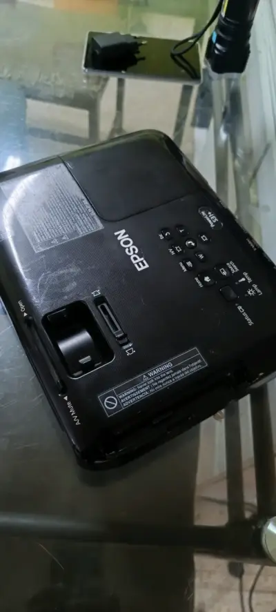 Proyector Epson LCD modelo H719A - miniatura 3