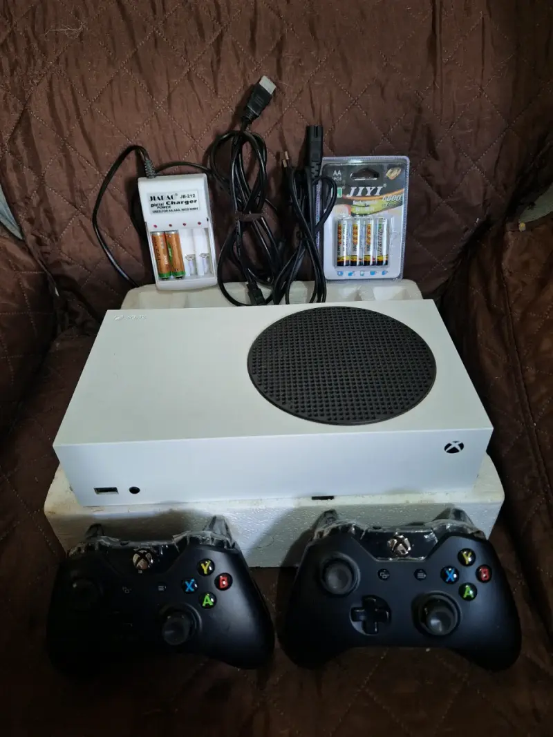 Consola Xbox Series S con dos controles nuevos