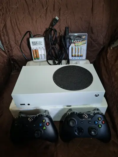 Consola Xbox Series S con dos controles nuevos - miniatura 1