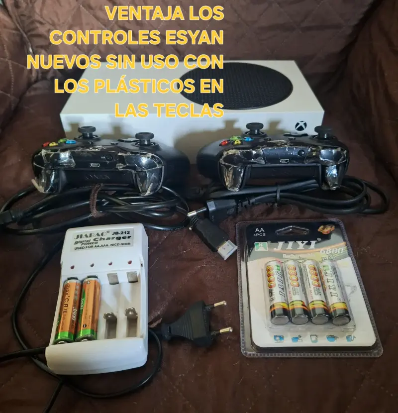 Consola Xbox Series S con dos controles nuevos - 2
