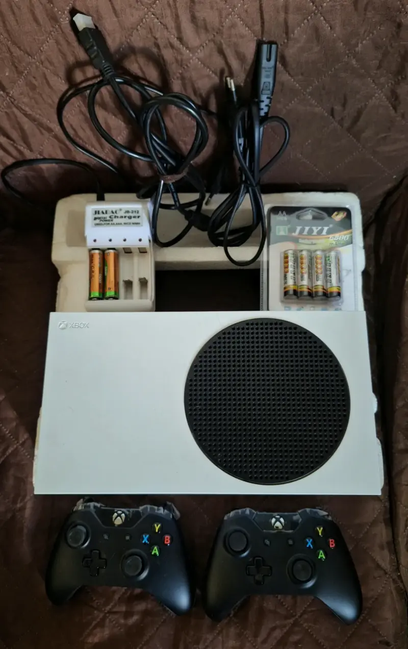 Consola Xbox Series S con dos controles nuevos - 3