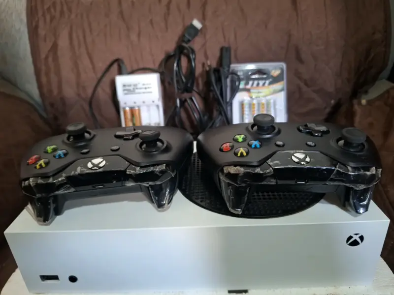 Consola Xbox Series S con dos controles nuevos - 4