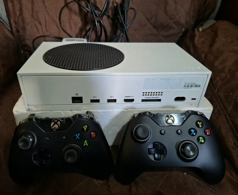 Consola Xbox Series S con dos controles nuevos - 5