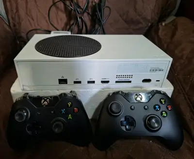 Consola Xbox Series S con dos controles nuevos - miniatura 5