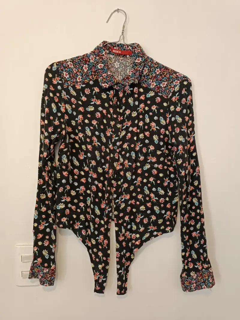 Blusa floral negra con diseño único