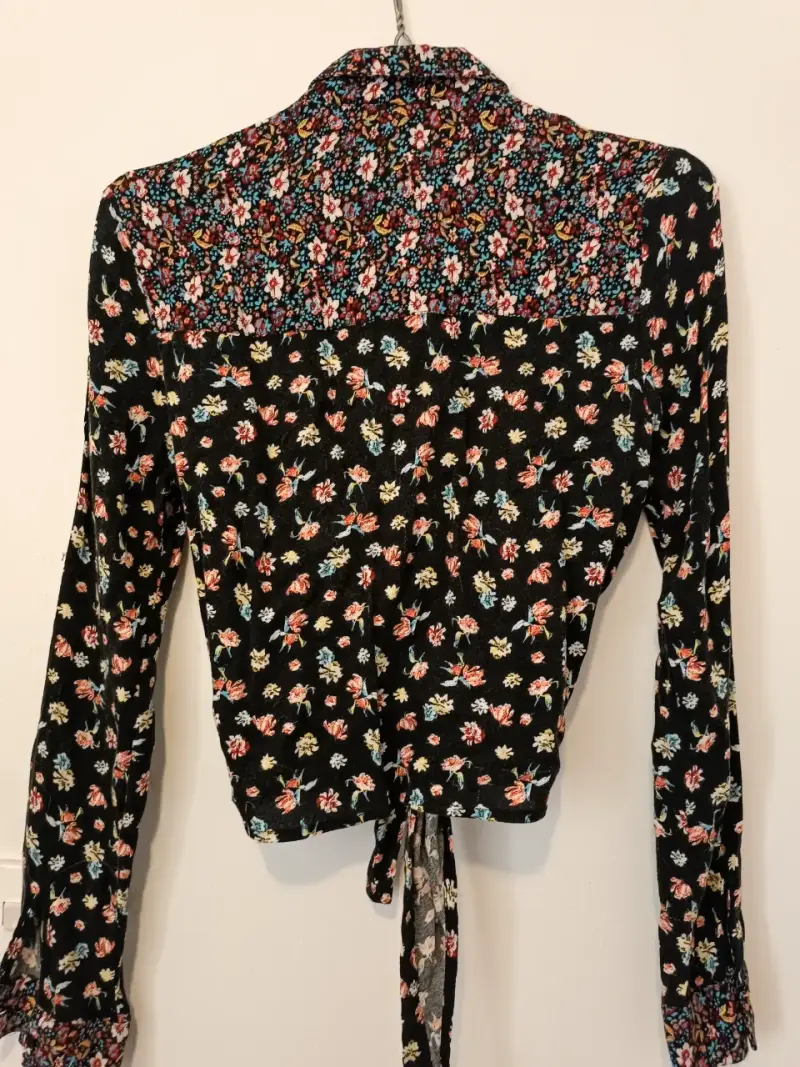 Blusa floral negra con diseño único - 2