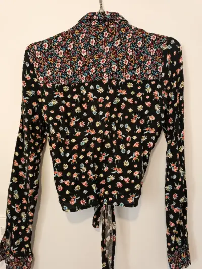 Blusa floral negra con diseño único - miniatura 2