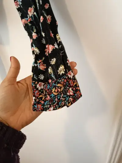 Blusa floral negra con diseño único - miniatura 3