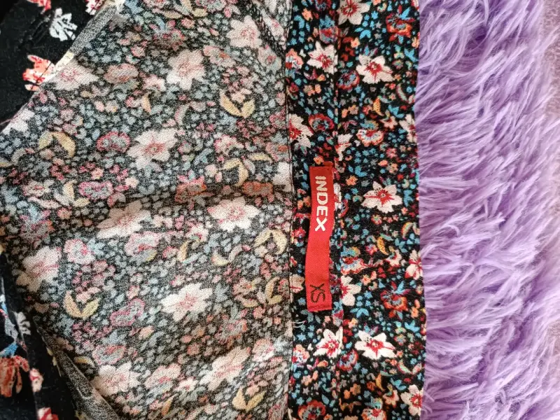 Blusa floral negra con diseño único - 4