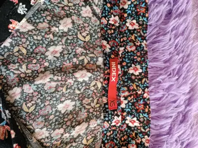 Blusa floral negra con diseño único - miniatura 4