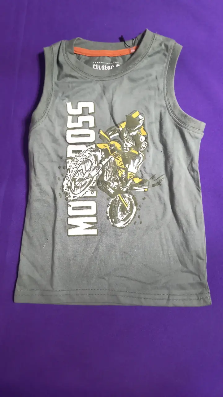 Polera sin mangas para niño con diseño de motocros