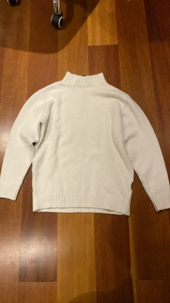 Suéter blanco de cuello alto