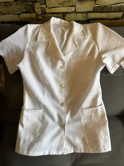 Blusa blanca de trabajo para mujer con botones - miniatura 1