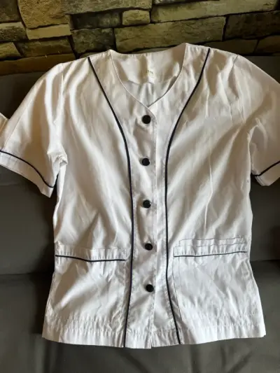 Blusa blanca de trabajo para mujer con botones - miniatura 2