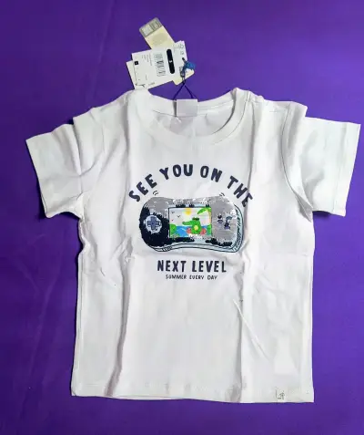 Polera infantil blanca con diseño de videojuego - miniatura 1