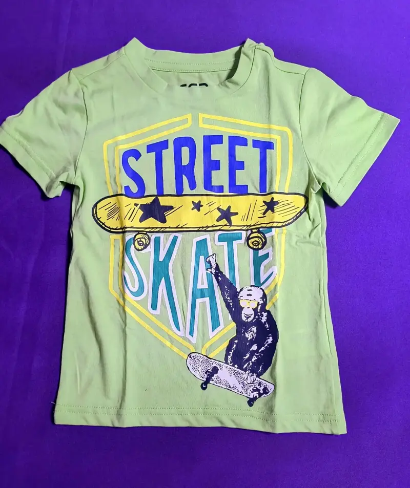 Polera infantil verde con diseño de skate