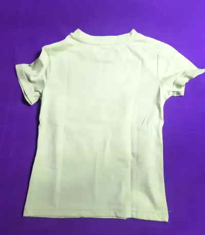 Polera infantil verde con diseño de skate - miniatura 2