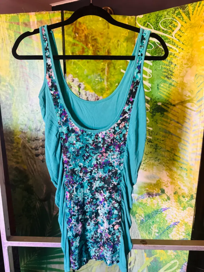 Vestido sin mangas con diseño floral en tonos verdes