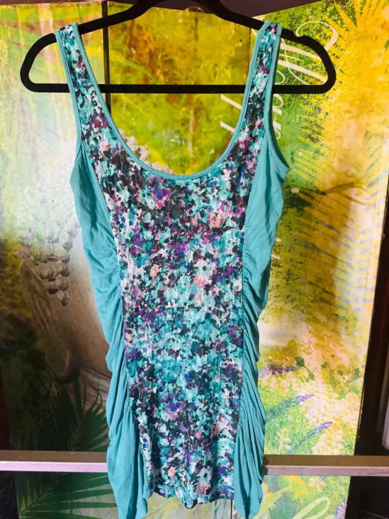 Vestido sin mangas con diseño floral en tonos verdes - 2
