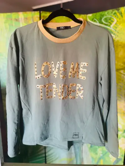 Polera manga larga verde con diseño "Love Me Tender" - miniatura 1