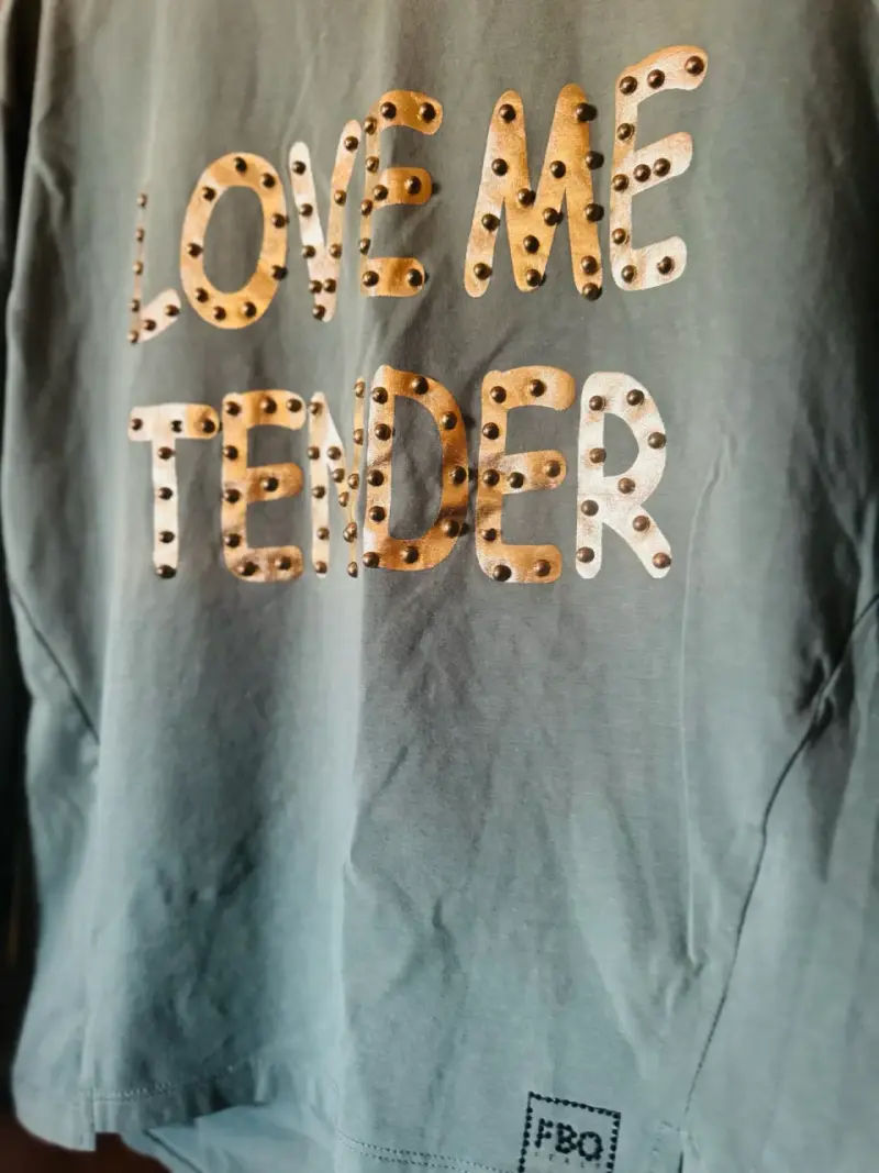 Polera manga larga verde con diseño "Love Me Tender" - 2