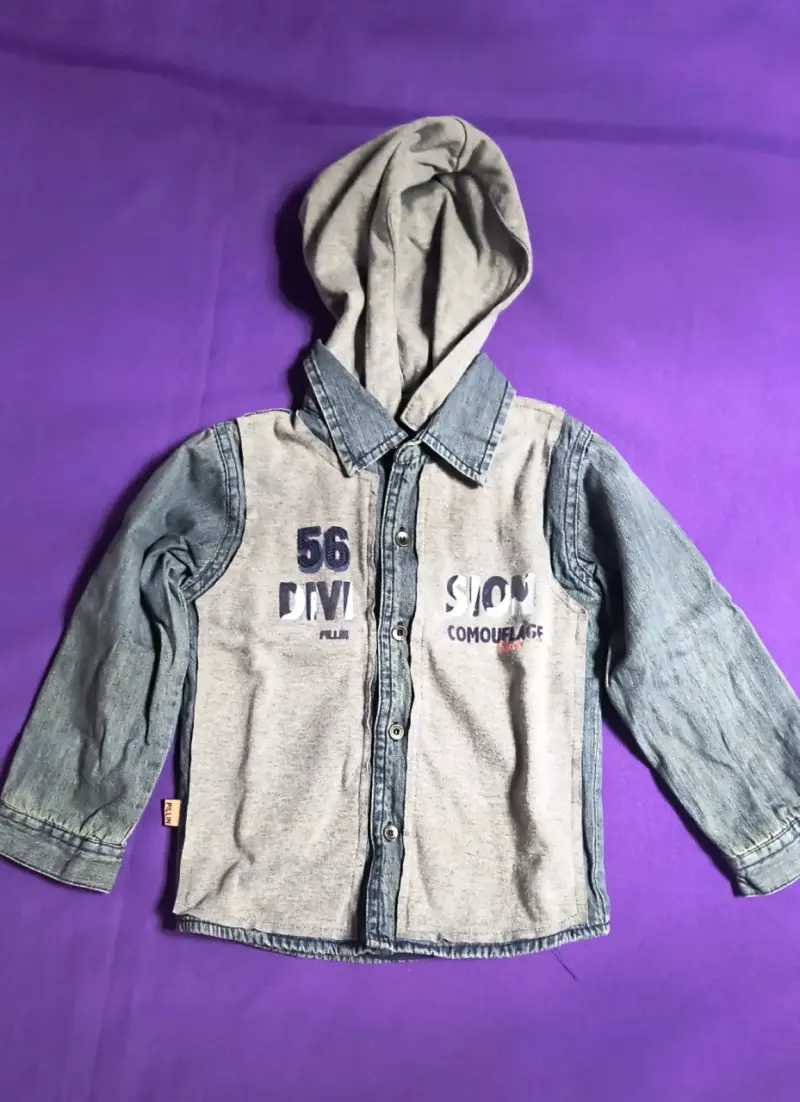 Camisa con capucha para niño estilo denim