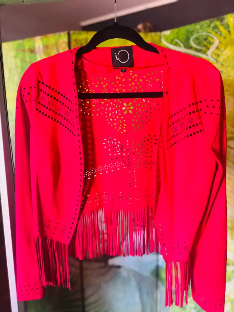 Chaqueta roja con flecos y diseño calado