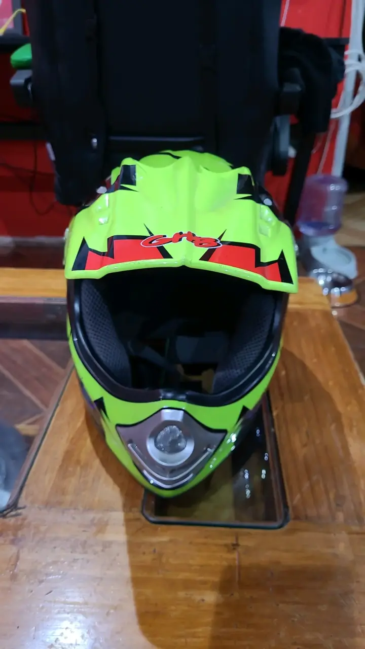 Casco de moto GHB verde y negro