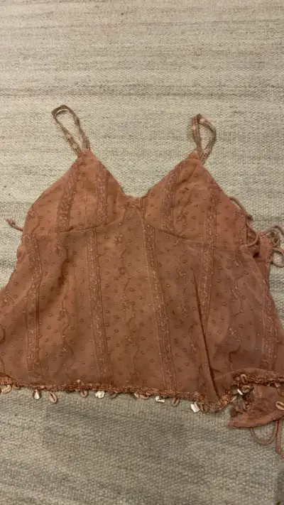 Top de tirantes con detalles bordados - miniatura 1