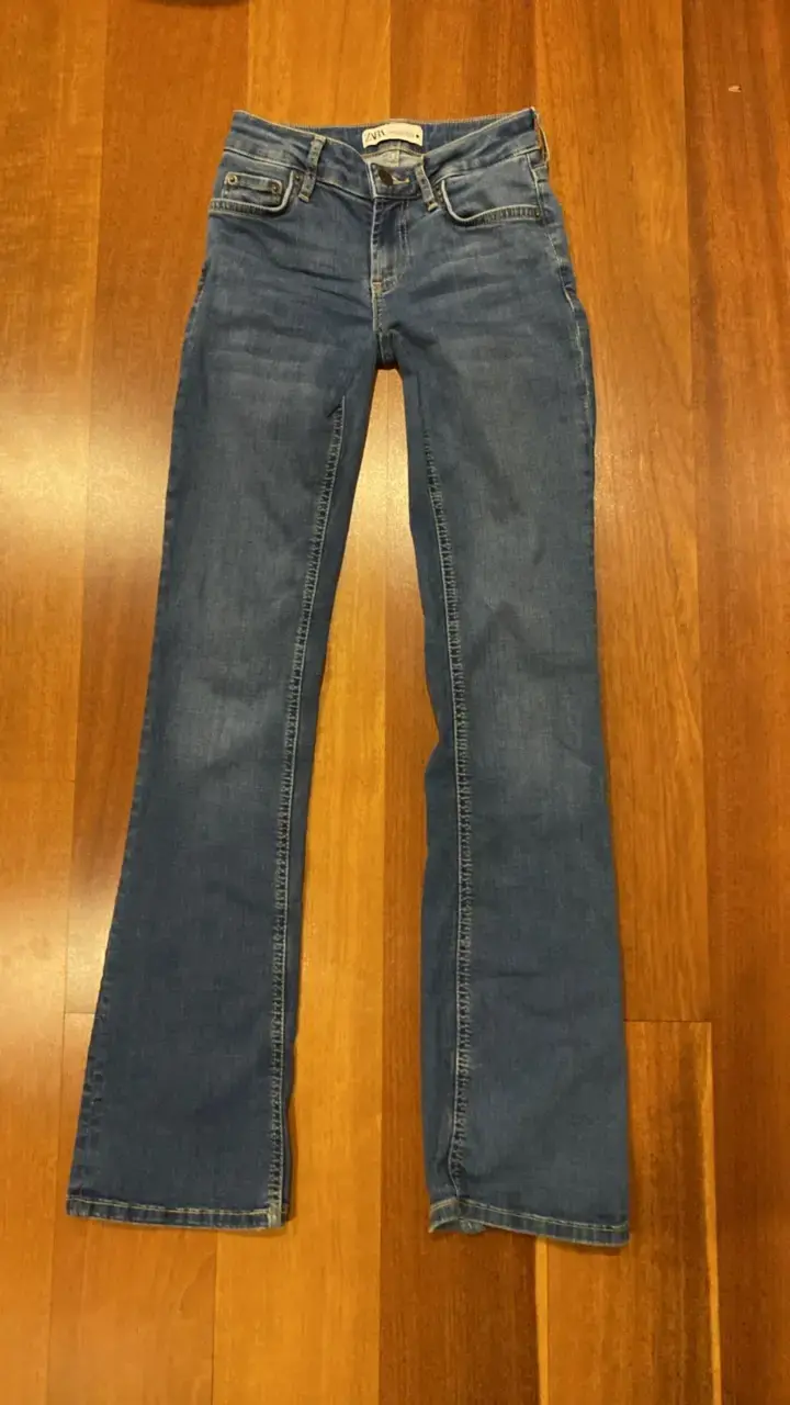 Jeans azules tiro bajo Zara