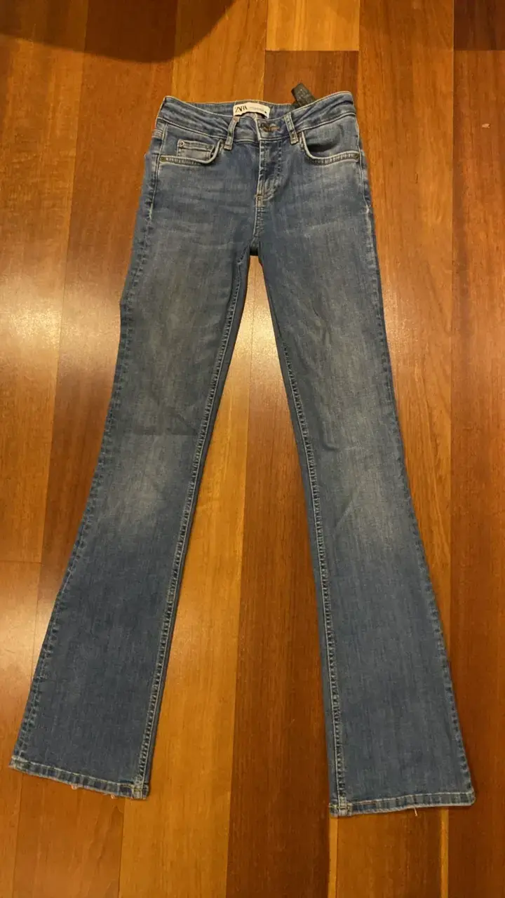 Jeans azules tiro bajo Zara