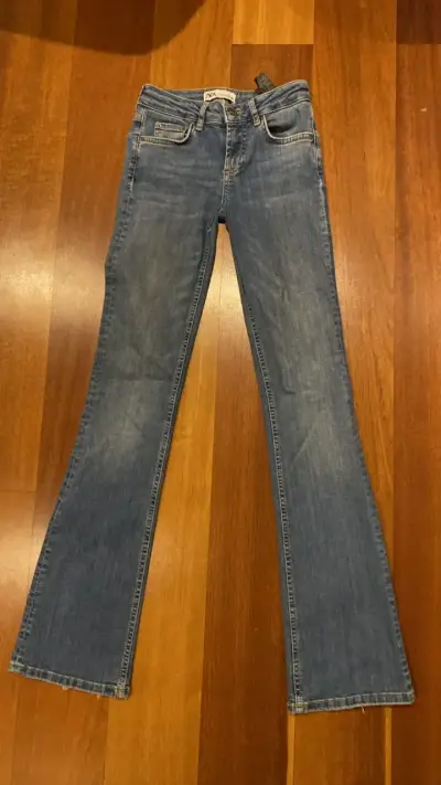 Jeans azules tiro bajo Zara - miniatura 1